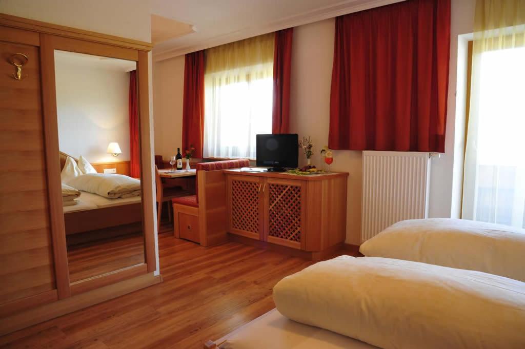 Hotel Tannenhof Brunico Room photo